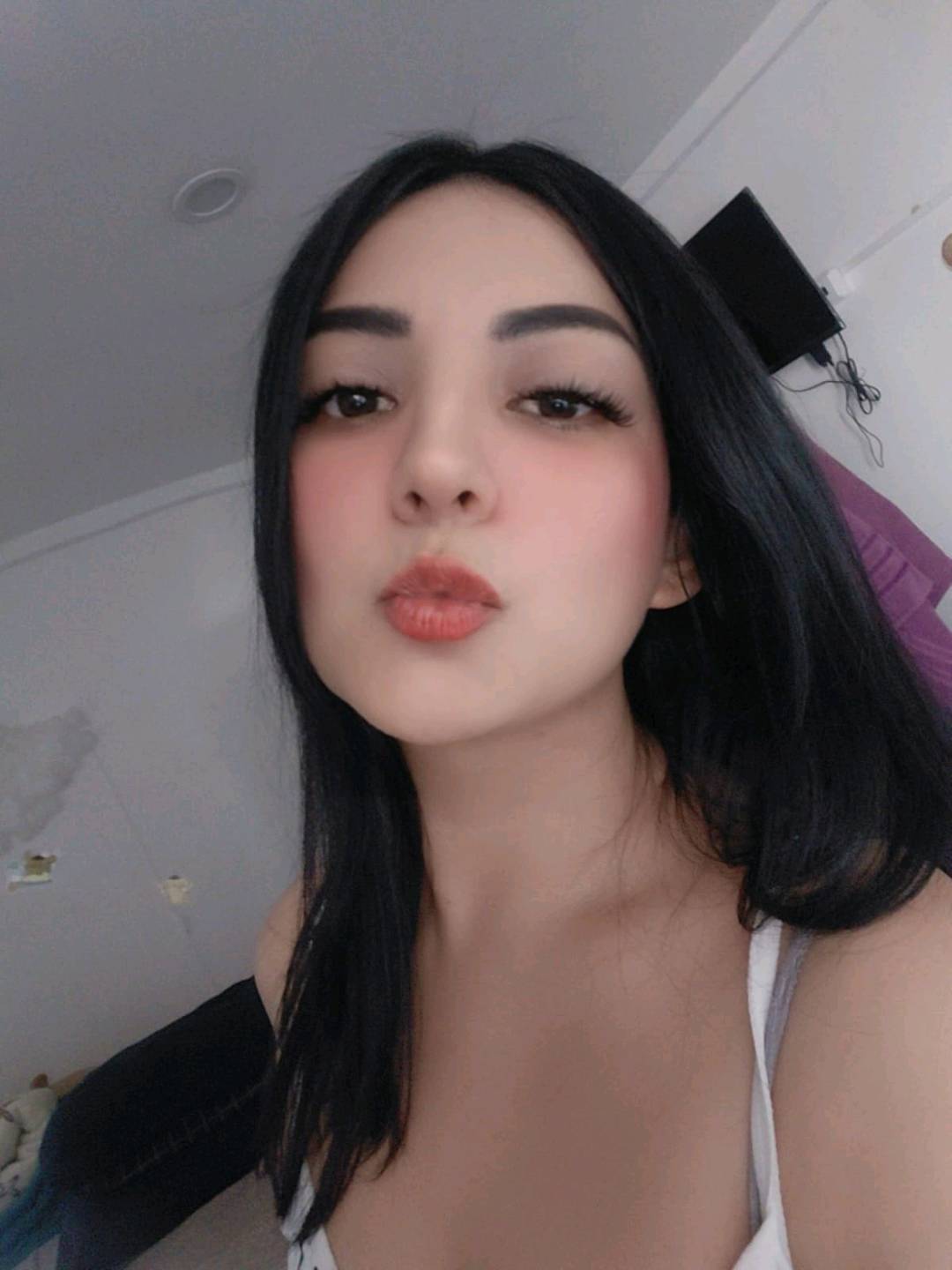 A Chatingly streamer mid-conversation on a candid video call